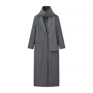 Elegante cappotto di lana grigio scuro con sciarpa coordinata da donna, stile minimalista 2024