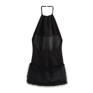 Eleganter schwarzer Neckholder-Rückenfrei-Kleid mit modischem Kunstpelzsaum und Schnalle