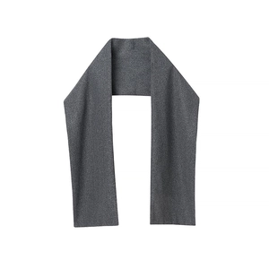 Cappotto sciarpa in maglia grigio scuro con texture fine per la moda autunnale femminile