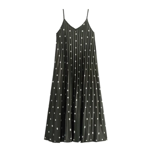 Robe mi-longue plissée à pois d'été avec de fines bretelles en vert foncé et blanc