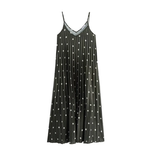 Vue détaillée du tissu plissé fin et du motif à pois sur la robe midi à col en V
