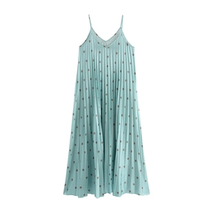 Robe longue plissée sans manches bleu menthe à pois marrons avec un col en V chic