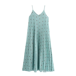 Robe à pois plissée à bretelles bleu clair avec coupe trapèze pour l'été en plein air