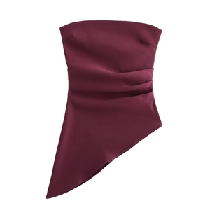 Détail du haut bustier bordeaux avec un élégant tissu froncé et un ourlet asymétrique