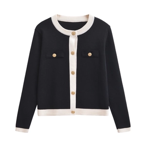 Cardigan in maglia da donna a contrasto bianco e nero con bottoni dorati decorati