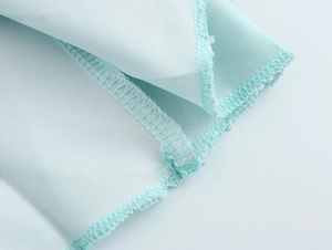 Gros plan détaillé montrant les coutures intérieures précises et le tissu vert menthe