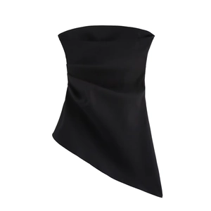Détail du haut bustier noir asymétrique avec plis drapés et ourlet en pointe élégant