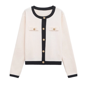 Cardigan da donna in maglia crema con bordi neri e bottoni dorati in stile elegante