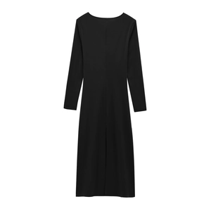 Vue détaillée d'une robe midi noire ajustée à manches longues avec fente arrière élégante