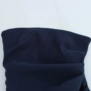 Vue macro détaillée de la texture du tissu plissé bleu marine et des coutures sur le haut