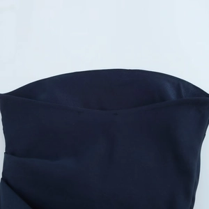 Détails des coutures fines et de la texture du tissu extensible bleu marine du haut