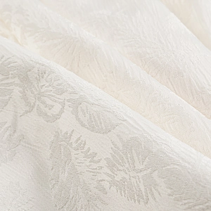Nahaufnahme der Jacquard-Stoffstruktur am elfenbeinfarbenen V-Ausschnitt Kleid
