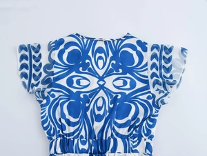 Dettaglio dell'abito in chiffon floreale blu con maniche a volant e vita elastica
