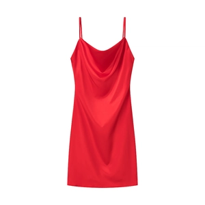 Elegante abito sottoveste in raso rosso con scollo a cappuccio e spalline sottili