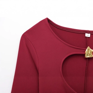 Robe en maille bordeaux pour femme avec découpe en cœur et détail métallique doré