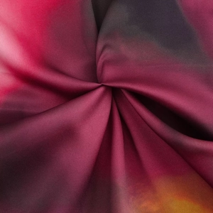 Dettaglio macro del tessuto sfumato setoso con un elegante nodo e trama a saia