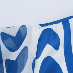 Abito estivo blu con stampa floreale in leggero chiffon e cuciture dettagliate