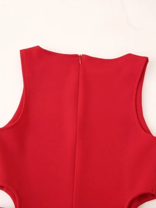 Detalle de la espalda del vestido rojo sin mangas con cremallera oculta y tejido sólido