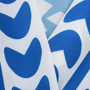 Abito estivo da donna in tessuto bianco con stampe floreali geometriche a cuore blu