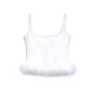 Détail d'un top court en satin blanc avec bordure en plumes et fermeture éclair latérale