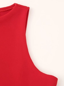 Vista macro detallada de las costuras de un vestido sin mangas de punto rojo con cuello redondo