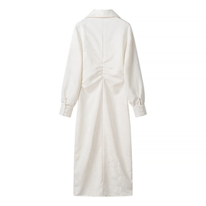 Elegantes weißes Langarm-Jacquardkleid mit V-Ausschnitt und Kordelzug in der Rückansicht
