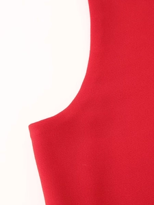Primer plano detallado de las costuras precisas y la textura de la tela roja del vestido