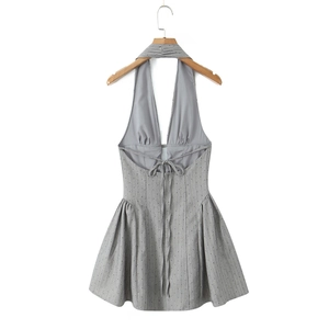 Elegantes dunkelgraues rückenfreies Satin-Halterkleid mit Punkttextur und Faltenrock