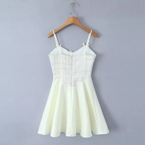 Mini robe blanche style français avec corsage à carreaux et bretelles réglables