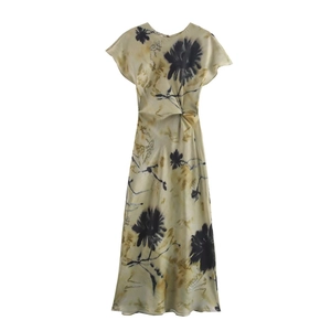 Elegante abito lungo in raso beige con stampa floreale blu e dettaglio plissettato