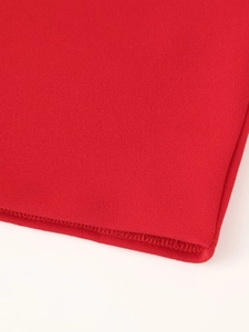 Detalle de textura de tela roja con costuras de sobrehilado prolijas en el vestido