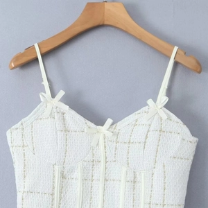 Top caraco en tweed blanc de style français avec nœuds en satin et fils dorés discrets