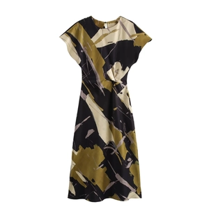 Elegante abito midi con stampa astratta verde oliva, nodo in vita e girocollo