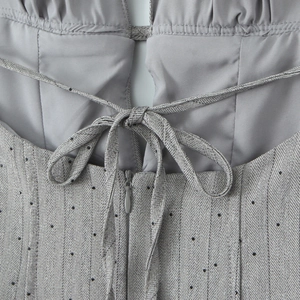 Graues Satin-Kleid mit Fischgrätmuster, Schleife am Nacken und dezenten Punkten