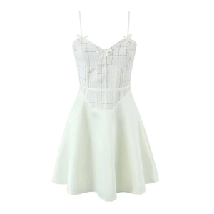 Mini robe blanche en tweed de style français avec bretelles à nœuds et coupe trapèze