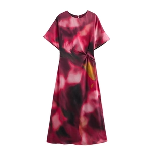 Elegante abito lungo in raso con stampa astratta magenta e dettaglio nodo
