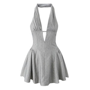 Graues Neckholder-Minikleid mit Nadelstreifen und Faltenrock für die Frühjahrsmode 2025