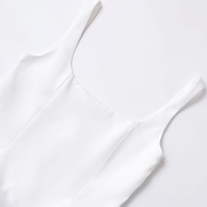 Haut blanc sans manches à col carré avec de larges bretelles en tissu lisse