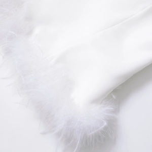 Haut caraco court blanc pour femme avec bordure en plumes et tissu tissé lisse