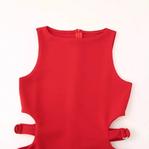 Elegante vestido rojo con aberturas laterales, hebillas metálicas y cremallera trasera
