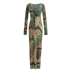 Detailansicht des Vintage-Abstraktdrucks und des V-Ausschnitts an diesem Maxikleid