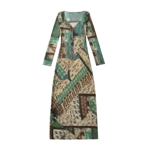 Detail eines Vintage-Patchwork-Musters auf einem langärmeligen V-Ausschnitt-Kleid