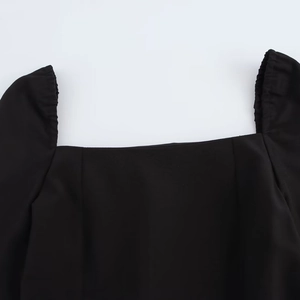 Robe noire élégante à col carré avec manches longues bouffantes et détails plissés