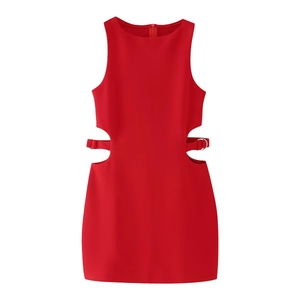 Vestido corto rojo sin mangas con aberturas en la cintura y detalles de hebillas plateadas