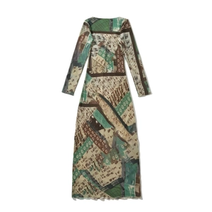 Flachbild-Detail eines Boho-Maxikleids mit Vintage-Geometriemuster und Rundhalsausschnitt