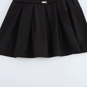 Robe courte plissée noire élégante avec col carré et ceinture à boucle pour femme