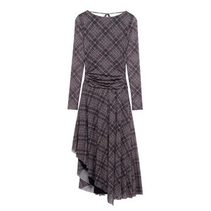 Détail d'une robe en tulle à carreaux avec taille froncée et ourlet asymétrique