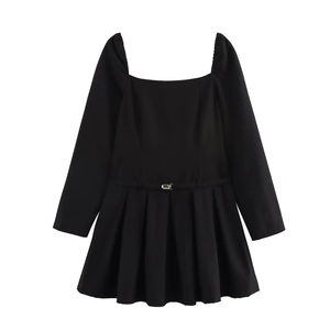 Robe courte noire chic à manches longues avec col carré et jupe plissée pour femme