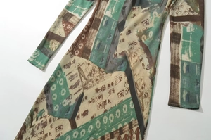 Detailansicht des böhmischen Blumenmusters auf dem Langarmkleid mit V-Ausschnitt
