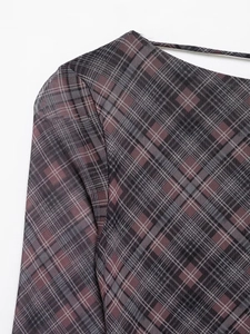 Détail rapproché du tissu en maille transparente à carreaux avec coutures précises